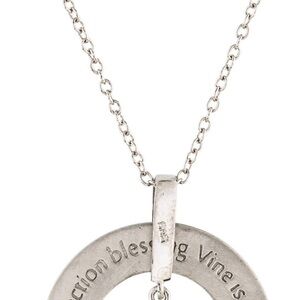 Reis’s white gold diamond Necklace